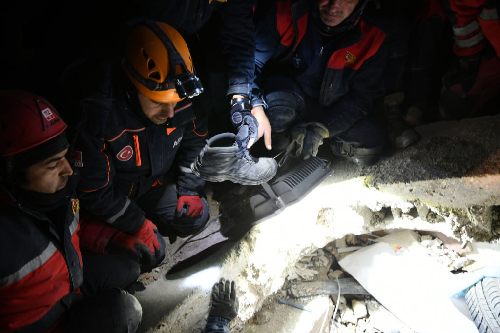 O fată din Turcia a fost scoasă de sub ruinele casei după 80 de ore, datorită unui miner cu abilități excepționale