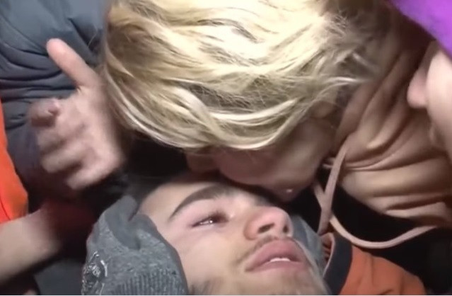 Soluția extremă la care a apelat un băiat de 17 ani pentru a supraviețui 94 de ore sub dărâmături, în Turcia. VIDEO