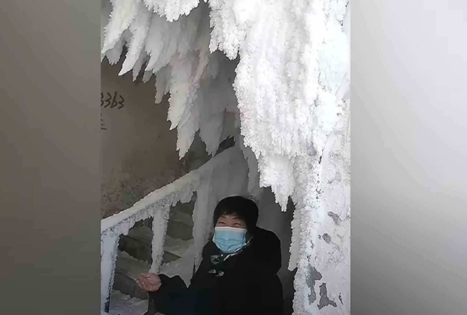 Un întreg bloc din China a fost acoperit de zăpadă și gheață. Un chiriaș a lăsat ușa deschisă la -40 de grade Celsius | VIDEO