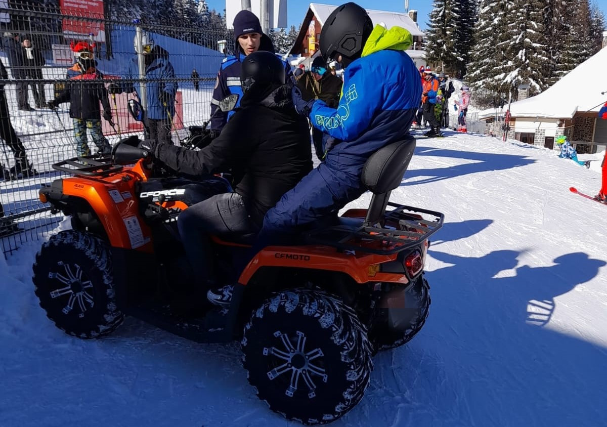 Captură de excepție pentru Jandarmerie: a prins și amendat un "bizon de zăpadă" care mergea cu ATV-ul pe o pârtie din Predeal