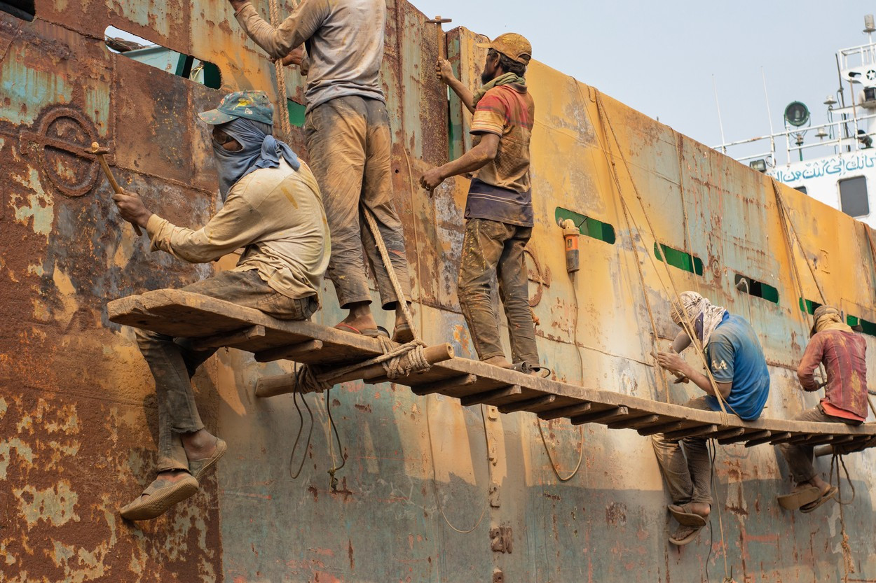 Muncitorii din Bangladesh sunt nemulțumiți de condițiile din România și pleacă spre Germania și Portugalia