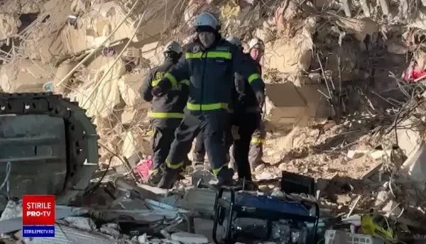 Salvatorii români au scos de sub dărâmături o femeie în viață