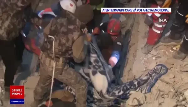 Imaginile durerii din Turcia. Oameni scoși în viață de sub dărămături, la mai bine de 90 de ore de la producerea dezastrului