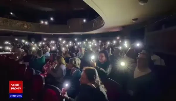 Teatrul Național din Timișoara a rămas în beznă în timpul unei piese. Publicul a luminat încăperea cu telefoanele