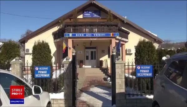 Salon de manichiură amenajat într-o primărie din Bacău. Angajatele instituției își făceau unghiile la locul de muncă