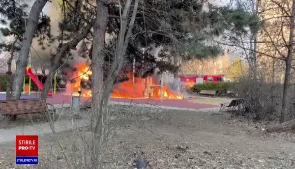 Incendiu violent în București. Arde un loc de joacă pentru copii