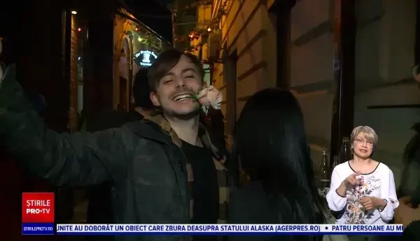 Îndrăgostiții au celebrat dragostea în Centrul Vechi al Capitalei. Tânără: „Eu ofer o felicitare și primesc o masină”