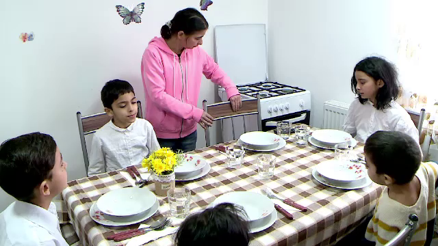 Vis devenit realitate pentru cinci copii sărmani din Iași. Casa lor sărăcăcioasă a fost complet renovată