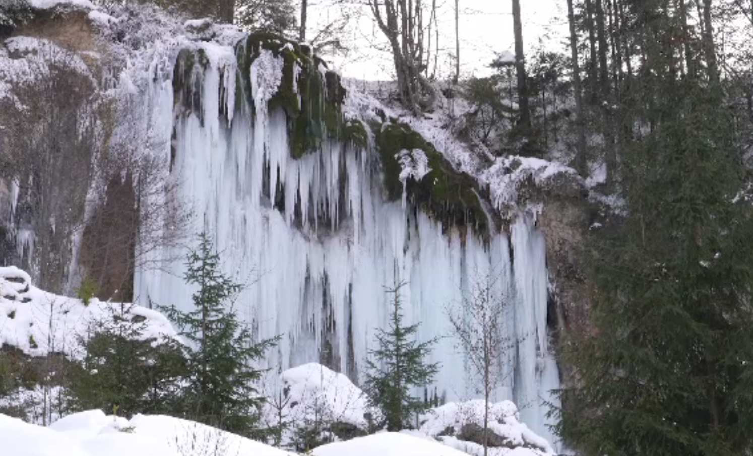 Cascada de la Vidra a înghețat. Peisajul de poveste atrage turiști din toată țara
