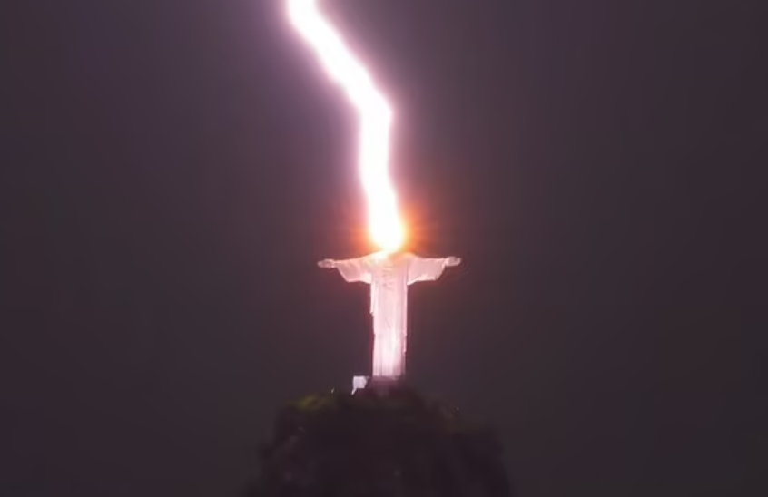 Momentul în care statuia lui Iisus Hristos din Brazilia este lovită de un trăsnet | VIDEO