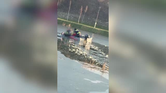 „Doamne, mor!”. Pompierii au povestit cu ochii în lacrimi cum i-au salvat pe băieții care se zbăteau în lacul înghețat