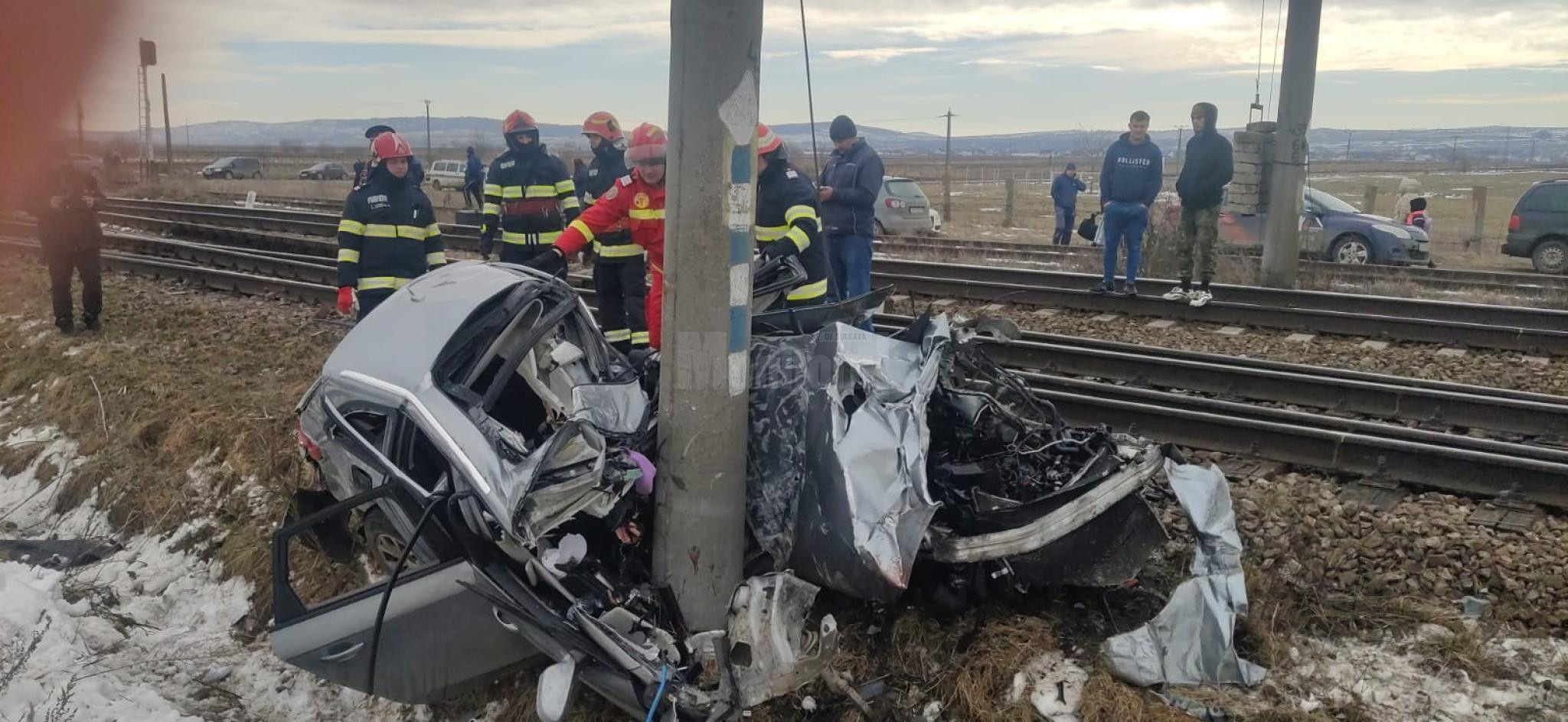 Doi copii au rămas orfani de mamă după ce mașina lor a fost strivită de tren, în Suceava. Starea lor e gravă