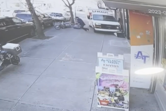 Momentul în care un bărbat intră cu un camion în mai multe persoane, în New York