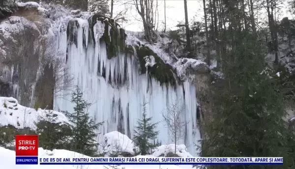 Cascada de la Vidra a înghețat. Peisajul de poveste atrage turiști din toată țara