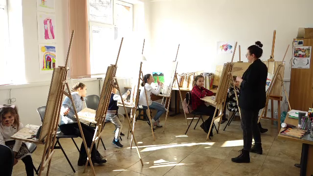 Ateliere gratuite pentru sute de copii din Țara Lăpușului. Activitățile le stimulează celor mici creativitatea