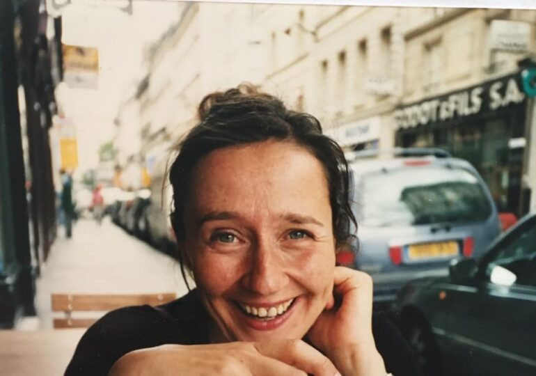 O jurnalistă a fost umilită de șeful unei companii din Germania. S-a răzbunat pe ea folosind excremente de câine