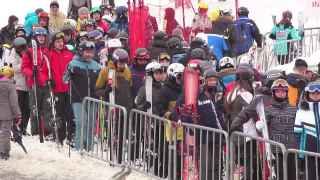 Stațiunile montane sunt pline de îndrăgostiți și elevi în vacanțe. Este zăpadă din belșug pentru toată lumea