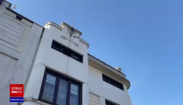 Bucăți din fațada teatrului din Târgu Jiu s-au desprins după cutremur