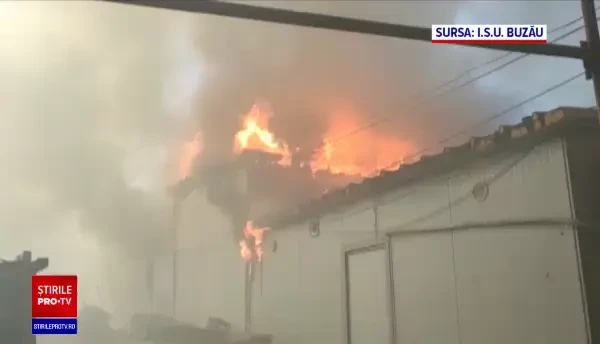 Panică în piața centrală din Buzău, după ce un magazin a luat foc. A fost emis mesaj RO-Alert