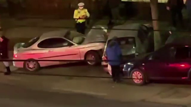 Un tânăr de 20 de ani a făcut prăpăd pe o stradă din Bacău. I-ar fi explodat una dintre anvelope și a accidentat trei mașini