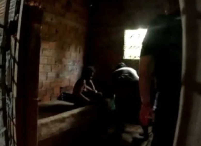 O femeie a fost ținută captivă într-o cușcă de metal timp de 20 de ani. Mama ei, principala vinovată | VIDEO