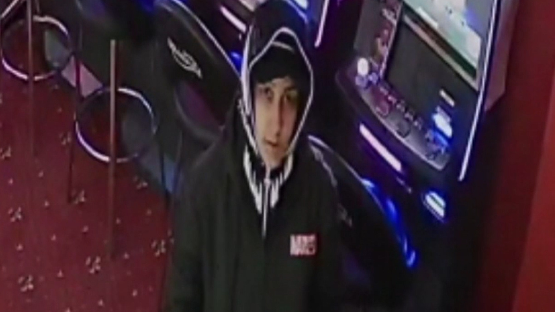 „Superfurăcioasa” de București, filmată în timp ce atacă o femeie cu spray de gândaci, într-o sală de jocuri de noroc