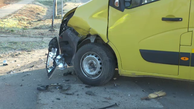 Trei elevi au ajuns în spital după ce șoferul microbuzului care îi ducea la școală a fost lovit de un altul