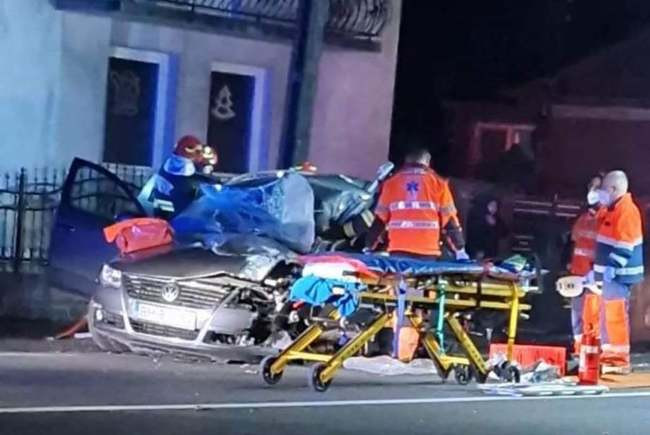 Accident între un TIR și un autoturism, în judeţul Bihor. Patru persoane au fost rănite, dintre care două sunt în stare gravă