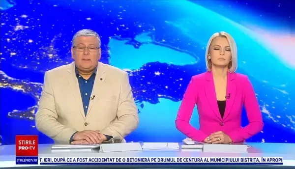 Momentul în care un câine sare dintr-o mașină aflată în mișcare. Animalul s-a ales cu o fractură de șold | VIDEO