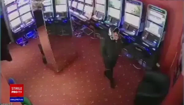 „Superfurăcioasa” de București, filmată în timp ce atacă cu spray de gândaci o femeie, într-o sală de jocuri de noroc