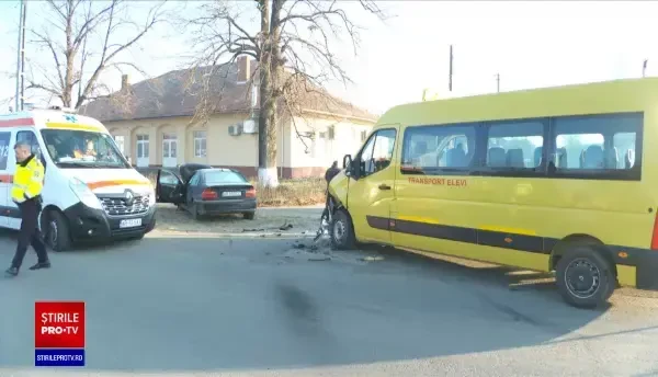 Trei elevi au ajuns în spital după ce șoferul microbuzului care îi ducea la școală a fost lovit de un altul