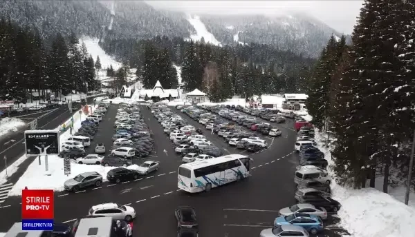 Stațiunile montane sunt pline de îndrăgostiți și elevi în vacanțe. Este zăpadă din belșug pentru toată lumea