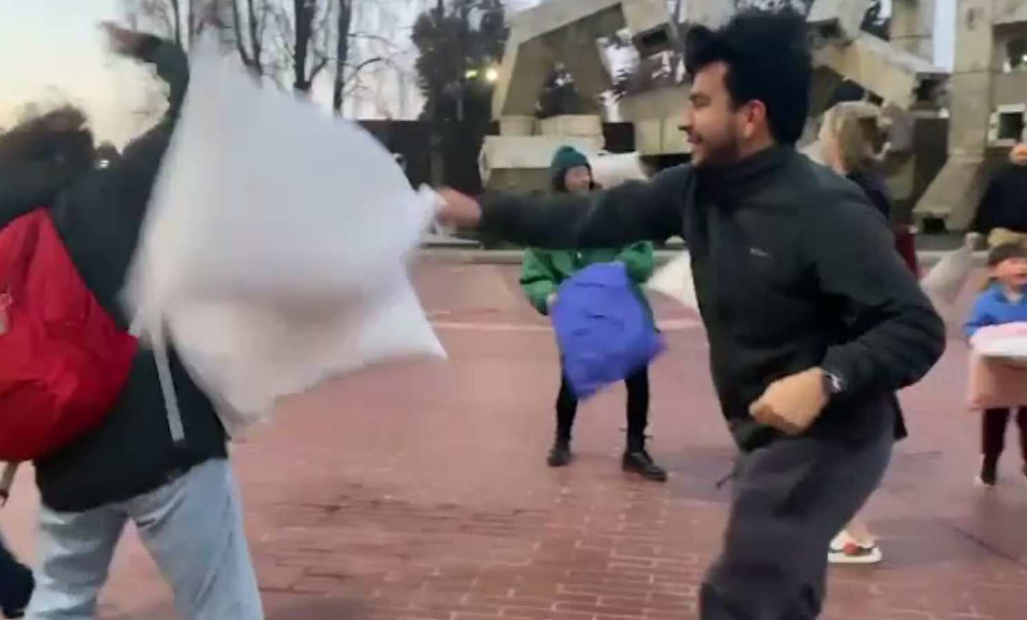 Bătaie cu perne, ca să scape de stres. Zeci de participanți s-au bătut de le-au mers fulgii