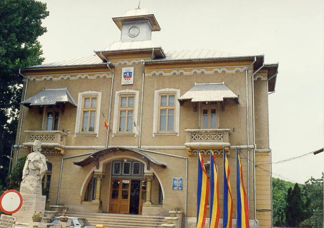 Un seif gol a fost furat din Primăria Slatina. Hoții nu bănuiau nimic când au dat spargerea