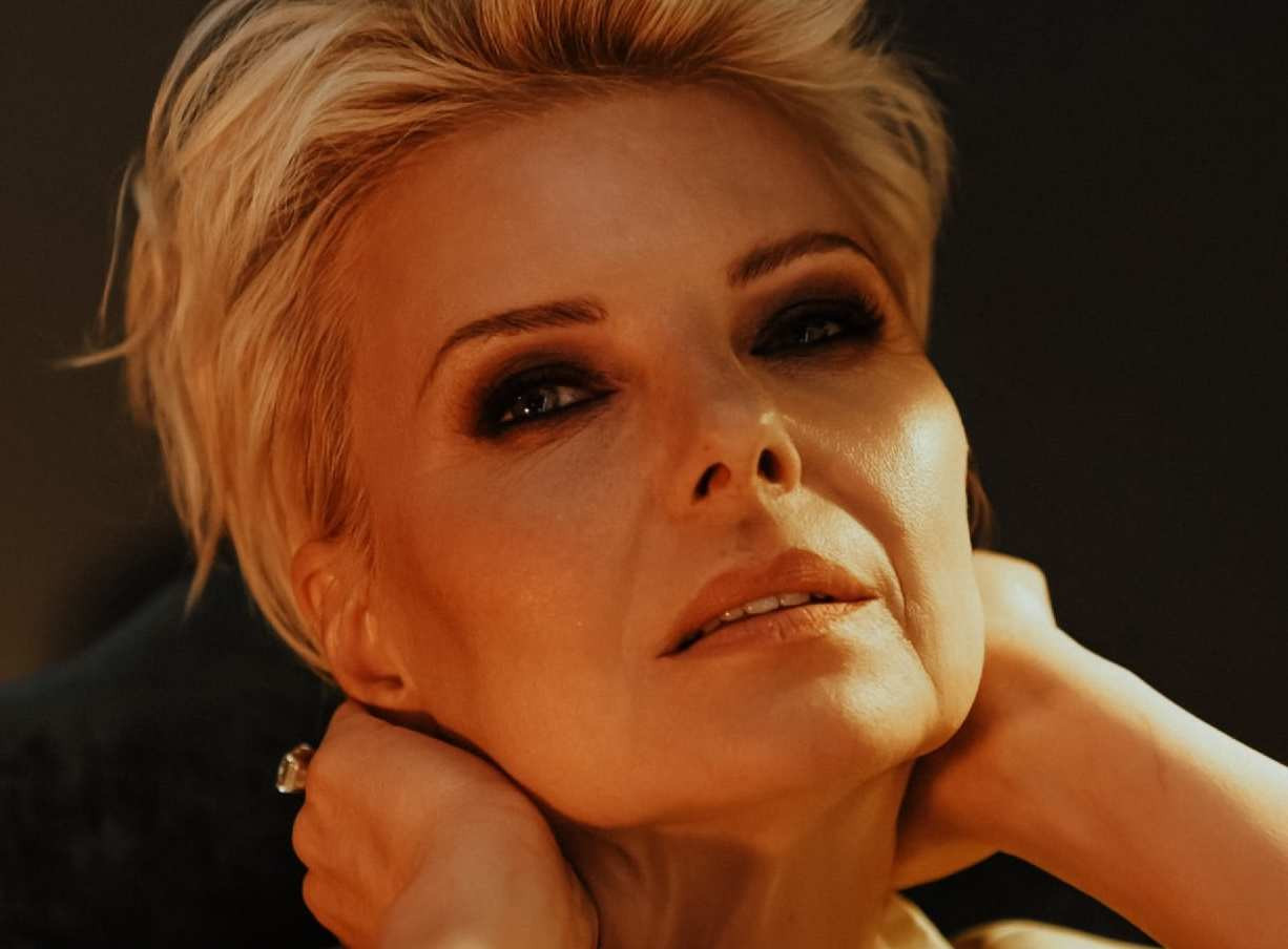 O scriitoare rusoaică și-a dat bluza jos într-un avion, apoi l-a mușcat pe un stewart. Ar putea interveni Parlamentul