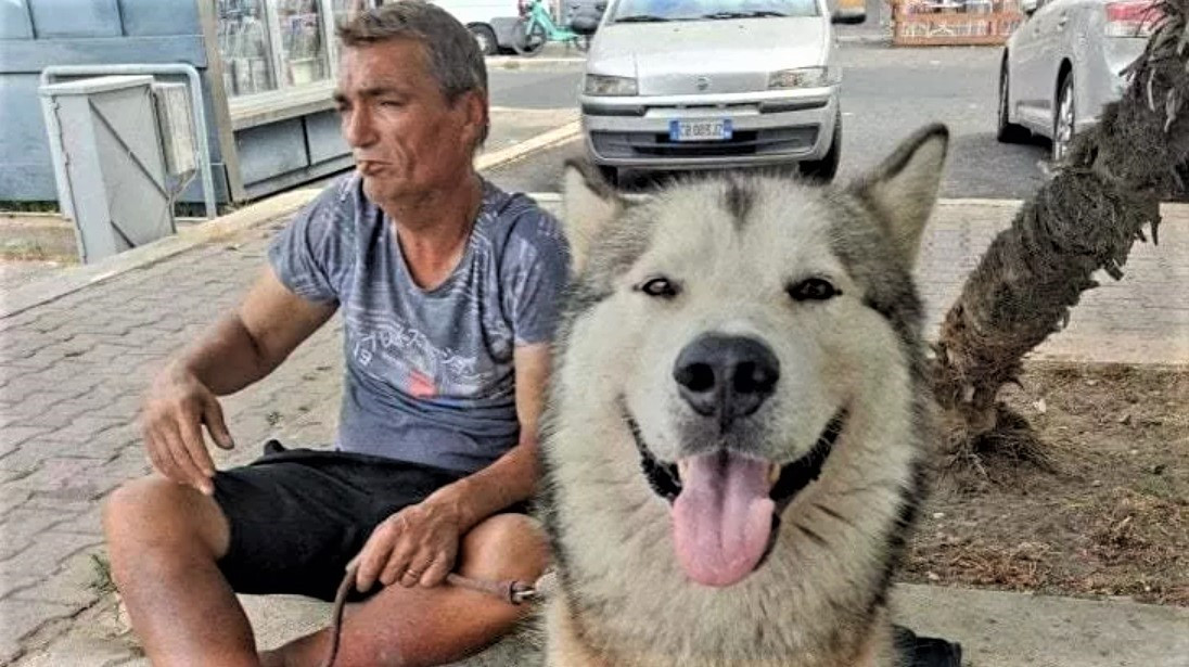 Drama lui Ionel, un român sărman din Italia care a refuzat internarea pentru a nu-i fi luat câinele. În final, a murit