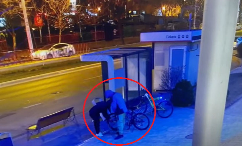 Cum au fost prinși în 3 secunde doi bărbați care au vrut să fure o bicicletă. Momentul a fost filmat | VIDEO