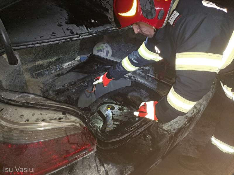 Un autoturism în care se aflau o femeie şi un copil a luat foc în mers pe DN 2F. Ce s-a întâmplat