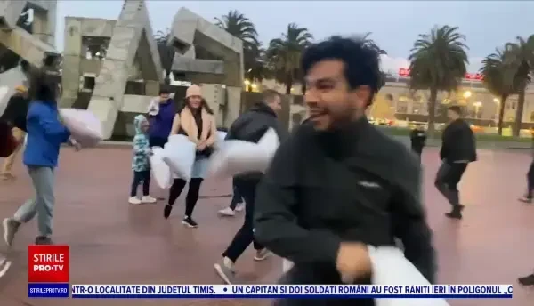 Bătaie cu perne, ca să scape de stres. Zeci de participanți s-au bătut de le-au mers fulgii