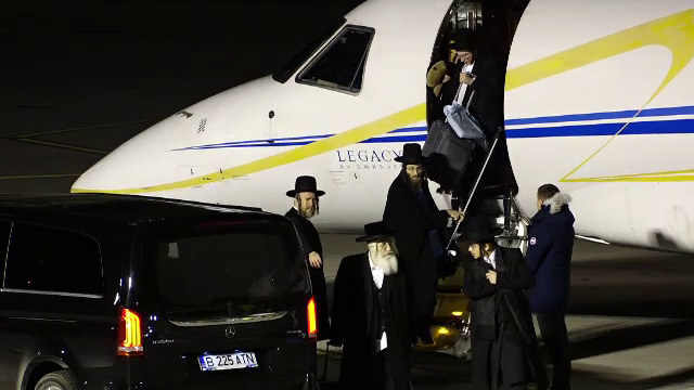 Sute de evrei ultraortodocși conduși de rabinii comunității au venit să se roage la sinagoga din Sighetu-Marmației