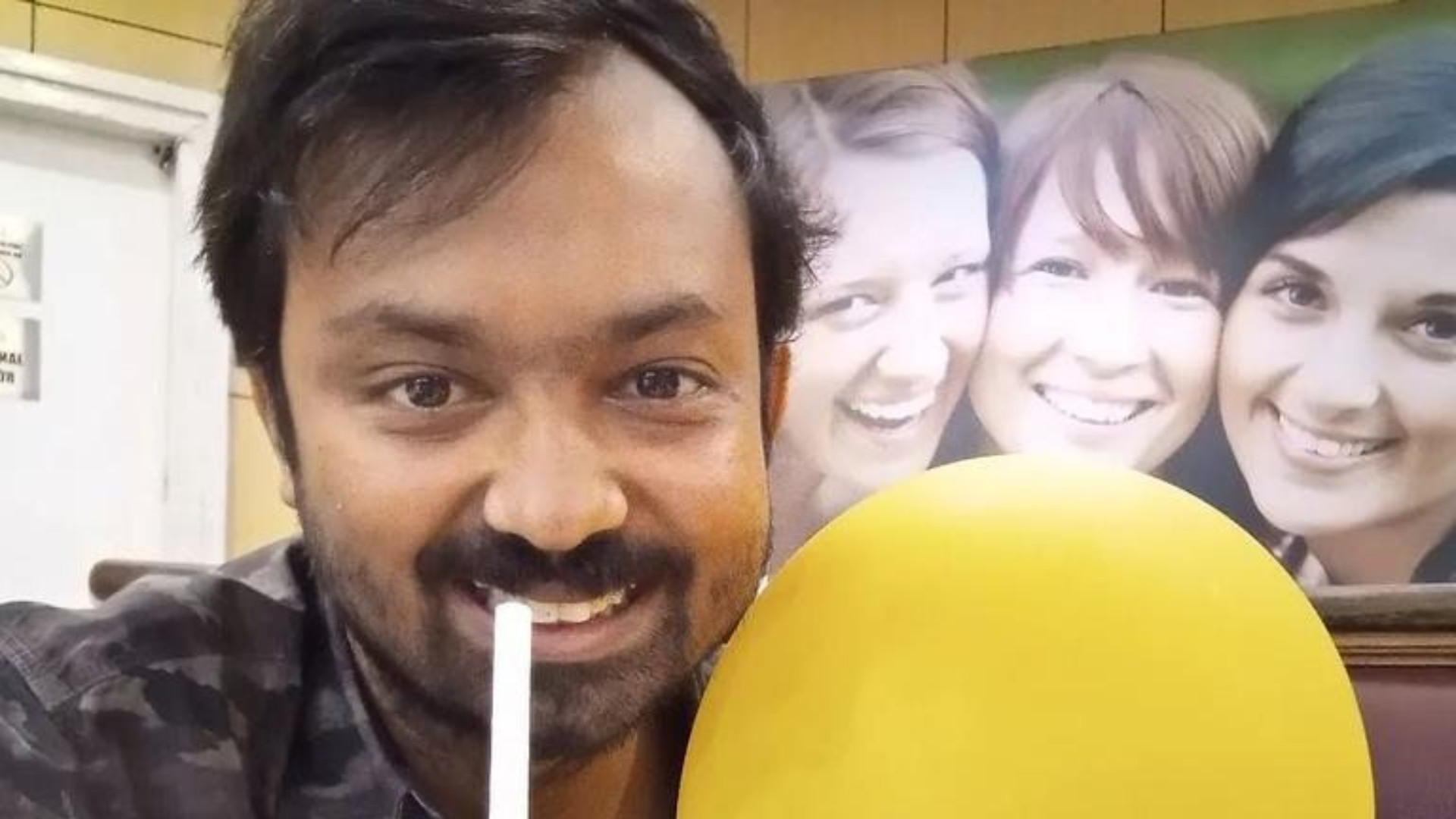 Un bărbat este îndrăgostit până peste cap de baloane. „Îmi sărut baloanele în fiecare dimineață. Viața mea s-a schimbat”