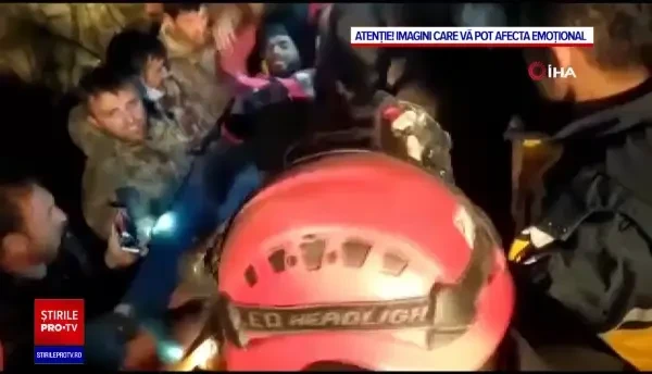 Un băiat de 12 ani a fost găsit stând în șezut într-un „buzunar” al mormanului de grinzi și moloz, după 11 zile