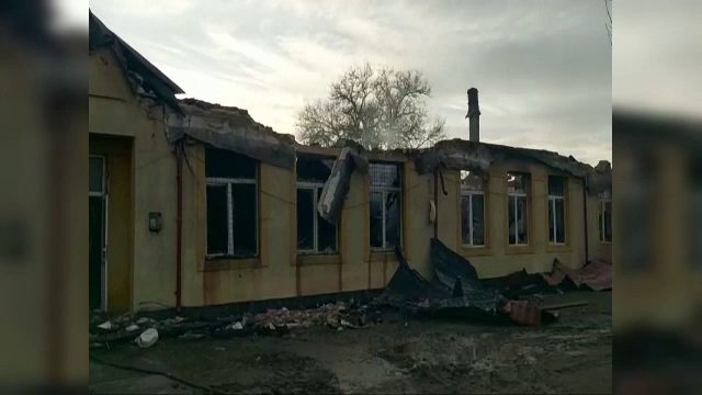 Școală din Olt distrusă de un incendiu. 40 de elevi și profesori se aflau în interior