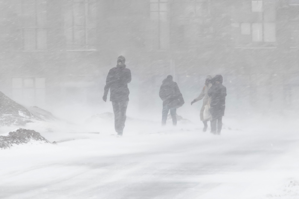 Situația traficului la ora 14:00. Aproape de 50 de drumuri naționale sunt închise, zeci de trenuri suspendate