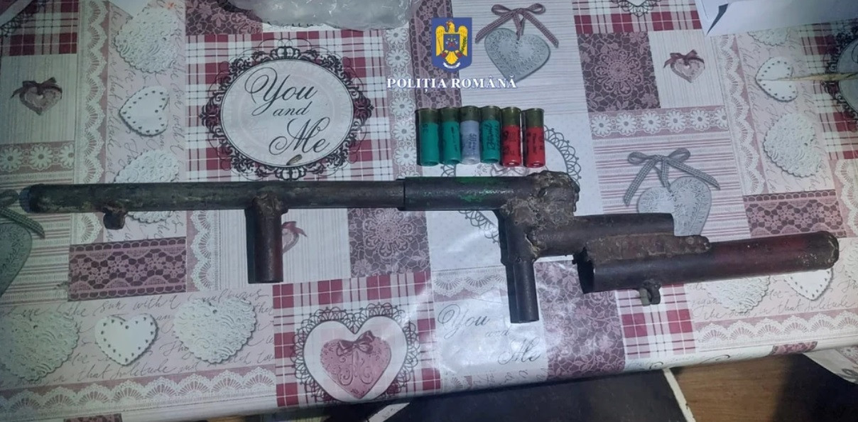 Un bărbat și-a confecționat o armă care poate trage cu muniție letală, în Alba. Cum a fost descoperit de polițiști