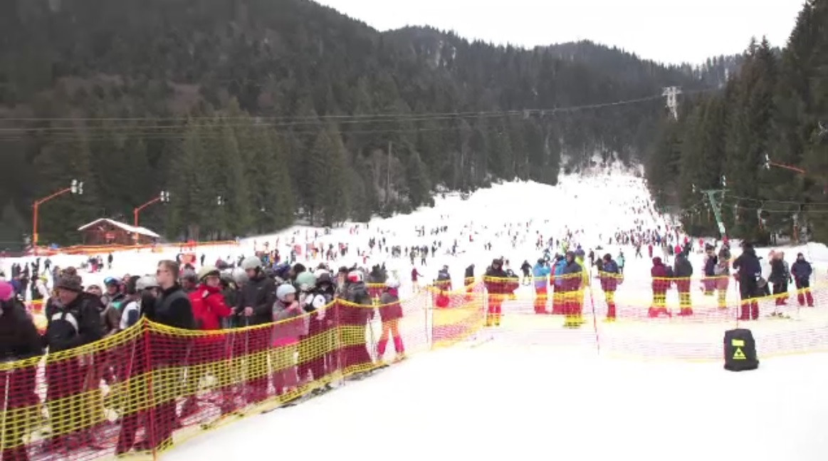 Stațiunile de la munte sunt pline cu turiști. Oamenii au stat la cozi interminabile pentru a ajunge la teleschi