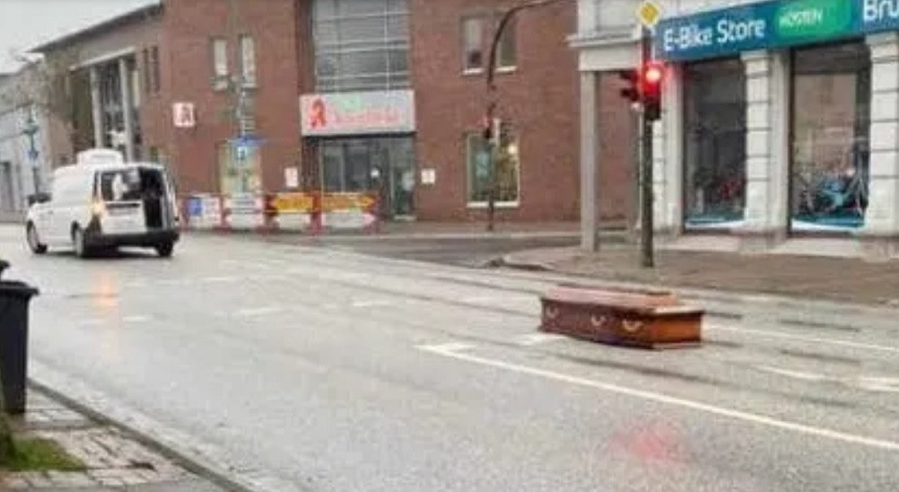 Sicriul cu trupul neînsuflețit al unui român, pierdut pe mijlocul unui drum din Austria. "Mi s-a făcut pielea de găină"