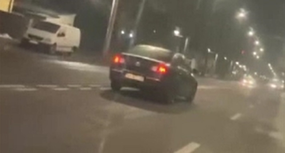 Un șofer de 73 de ani s-a urcat beat la volan și a sărit cu mașina peste un sens giratoriu. Momentul a fost filmat