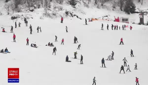 Stațiunile de la munte sunt pline cu turiști. Oamenii au stat la cozi interminabile pentru a ajunge la teleschi