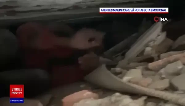 Imaginile durerii: Doi soți au fost găsiți în viață după aproape 300 de ore. Copilul lor, însă, a murit